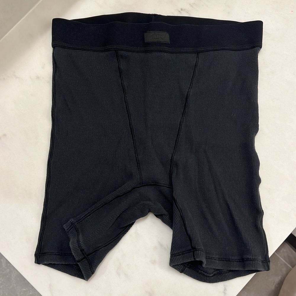 SKIMS Cotton Rib boxer short in Onyx